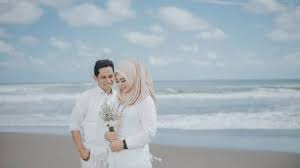 30 foto prewedding pantai casual romantis terbaru 2019 umumnya tema foto prewedding di pantai. Pgxy3jbhaebpcm