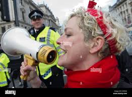 Rush climatique, dirigée par Tamsin Omond, protester contre l'effet de  l'augmentation rapide des tarifs ferroviaires sur les efforts visant à  réduire la pollution Photo Stock