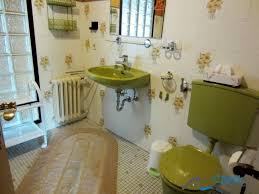 Das Zweite Badezimmer Ist Ebenfalls Gefliest Und Hat Ein Glasbausteinfenster Wohnflache Einfamilienhaus Wohnen