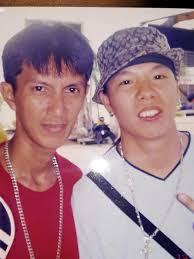 Sino si DJ Slow? Si DJ Slow po ay si Ariel Ocampo. Kapag may show po ang  Comedy Manila sa Open Kitchen, siya po ang DJ na nagpapatugtog ng music.  Ako po