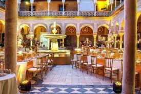 Casa pilatos fue la residencia de los duques de medinaceli, por lo que en su interior se esconden rincones llenos de historia y arte. Casa Pilatos