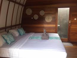 Fasilitas villa sudah ditunjang dan dilengkapi beberapa perabotan atau furnitur seperti sofa, lemari, meja makan, kulkas, tv, telepon, alat dapur dan alat mandi, hingga furnitur khusus area outdoor. Villa Kecil Villa Kecil Added A New Photo