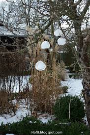 Eiskugeln Als Dekoration Im Garten Diy Gartendekoration Mit Eiskugeln Gartendekoration Im Winter Gartendek Gartendekoration Diy Gartendekoration Garten Deko