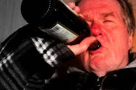 Images Gratuites : homme, la personne, du vin, boisson, bouteille, noir,  Bi&egrave;re, de l'alcool, bouche, visage, fr&eacute;n&eacute;sie, Spiritueux, bouteilles, f&ecirc;te,  en chantant, organe, bruit, d&eacute;pendance, comportement, suivre, ravissement,  extase, interaction, les jeunes,