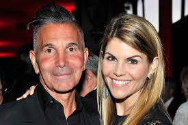 Lori Loughlin e Mossimo Giannulli si separano dopo quasi 28 anni di  matrimonio (Esclusiva) : r/popculturechat
