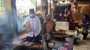 Sambel yang berasal dari jawa timur ini ibarat . Alfedri Sambangi Kedai Nasi Bude Nety Tanpa Basa Basi Ikut Kipas Ikan Bakar Halaman 2 Tribunpekanbaru Com
