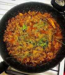 •tumis hingga garing masukkan bahan kisar b dan c masuk isi ikan, gaul sebati dan masukkan santan bila kuah dah mendidih, masukkan kan kerisik. Go Perak Rendang Daging Perak Yang Awesome Kak Yan By Azian Hasan