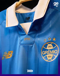 NOVO MODELO! 🤩⁣ ⁣ Terceira camisa, predominantemente azul, faz alus&atilde;o aos 30 anos da conquista da tr&iacute;plice coroa. Dinho, que participou das tr&ecirc;s conquistas, foi um dos modelos da campanha 🫡⁣ ⁣