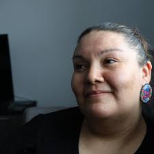 Quand les femmes cries n'ont plus eu la possibilité d'accoucher chez elles 