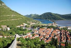 Omeđen je neretvanskim kanalom, malostonskim zaljevom, mljetskim kanalom i pelješkim kanalom.pruža se skoro usporedno sa smjerom pružanja obale, od svog spoja s kopnom u malom stonu pa do krajnjeg rta lovište dug je 77 km. Die 10 Besten Dubrovnik Peljesac Halbinsel Touren 2021 Viator