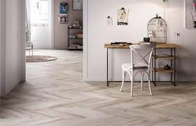 Noi abbiamo offerte sulla posa di finto legno effetto parquet, laminato, linoleum e pvc vinilico! Ceramica Effetto Legno
