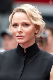 Photo : Au début de sa relation avec le prince Albert, en juin 2001,  Charlène est ultra naturelle avec ce long carré posé sur ses épaules. Photo  by Terry Shean/DPA/ABACAPRESS.COM