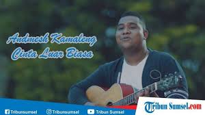 Before playing 'cinta luar biasa' during his first concert in banjarmasin, indonesia, on the 3rd of may 2019, andmesh said, this song tells of ordinary people who have extraordinary love. andmesh explained the main idea of this song by saying the following, dia ragu mengungkapkan perasaannya karena dia menganggap perempuan itu beda kelas. Kata Kata Lagu Cinta Luar Biasa Cikimm Com