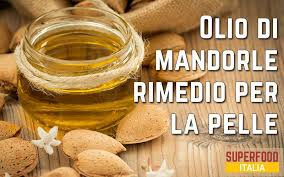 Il 50% della massa di ogni mandorla è costituita da sostanze oleose, quindi, con la premitura a freddo, si ha un'ottima resa in termini di produzione di. Olio Di Mandorle Dolci Rimedio Per L Elasticita E La Luminosita Della Pelle Superfood Italia