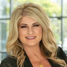 Lori Quinn's Instagram, Twitter & Facebook