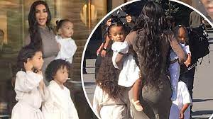 Khloé kardashian is finally setting the record straight. Kim Und Kourtney Kardashian Taufen Kinder In Armenien Haypress