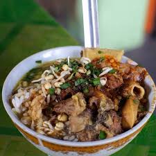 Kuliner ini disajikan dengan sambal kacang khas nganjuk dan sate kambing yang telah dilepas dari tusuknya. Soto Paling Enak Di Blitar Gurih Dengan Isian Yang Melimpah