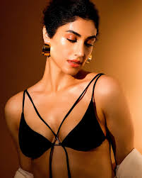 It's the way that we rock when we are doing our thing🐝 Photography  @sanjaydubeyphotography HMU @makeupbymanjiri Styling @__sleekstyle__  Bralette @trove.label Accessories @blingthingstore Studio  @runwaylifestylstudio Managed by @runwaylifestyl