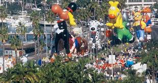 Downtown San Diego Comes Alive As Over 100 000 Spectators Enjoy This Colorful Nationally Televised Holiday Parade With Colorful Floats Unique Drill Teams 아이디어