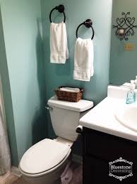 Builder Grade Bathroom Gets A Facelift In A Weekend Bathroom Paint Colors Painting Bathroom Bathroom Redecorating