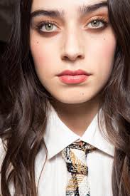 Ils sont dits banals et s'accompagnent la plupart du temps d'un maquillage… marron. Quel Maquillage Choisir Quand On A Les Yeux Verts Madame Figaro