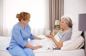 Pflegebett, hebelift, toilettenstuhl, hygienemittel) nach möglichkeit sollte der haushalt außerdem mit einer internetverbindung ausgestattet sein, denn während der zeit des betreuungsaufenthaltes ist der kontakt zur eigenen familie und zu freunden sehr wichtig. Hausliche Pflege Organisieren Ab Wann Lohnt Sich Professionelle Hilfe 24 Stunden Pflege Zu Hause