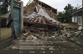 Menurut informasi dari badan meteorologi, klimatologi, dan geofisika (bmkg), gempa tersebut terjadi pada pukul 17.40 wib. Gempa Bumi 5 4 Sr Di Lombok 2 Wisatawan Asal Malaysia Meninggal Dunia Guideku Com