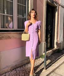 Lacivert elbise ile birlikte en çok kırmızı, bordo, krem rengi, siyah, mavi ve açık kahverengi renkler kullanılıyor. Lila Elbise Kombinleri Kadin Blogu