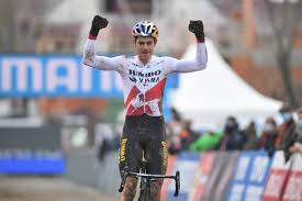 De vorst heeft voor een glibberige hippodroom gezorgd. Van Aert Verslaat Van Der Poel En Grijpt Eindzege In Wereldbeker Wielrennen Ad Nl