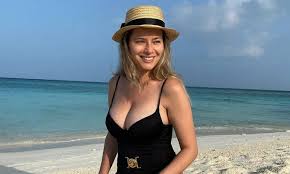 827,848 likes · 27,563 talking about this. Laura Cosoi Imagini Needitate In Lenjerie IntimÄƒ Din Timpul Sarcinii Cum Au ReacÈ›ionat Fanii