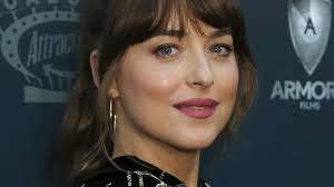 1413 x 1006 jpeg 132 кб. Dakota Johnson In A Pedicy Creation At The Premiere In Los Angeles But Look At Her New Smile Do You See Changes