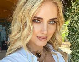 Il vestito trasparente mostra troppo e gli utenti si scatenano. Il Vestito Di Zara Indossato Da Chiara Ferragni E L Abito Che Ti Svolta L Estate 2020 E Costa Meno Di 30 Euro Modello Che Sta Bene A Tutte Piu Donna