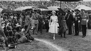 La famiglia della regina elisabetta discende dalla dinastia windsor, che è anche il cognome ufficiale di tutti gli eredi. Swashvillage Come Il Viaggio Controverso Della Regina Elisabetta Ii In Ghana Ha Cambiato Il Futuro Del Commonwealth