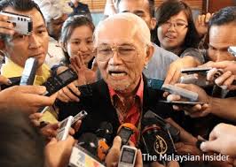 Taib mahmud memang disayangi oleh rakyat sarawak kerana pelan pembangunannya yang realistik berbanding dengan nik aziz yang tidak pernah tahu mengenai hal urus rakyat kelantan sehinggakan orang asli jakun pun tidak wujud lagi dalam kamus kelantan!!?? Sarawak S Taib Tries To Stop Bbc Broadcast On Timber Corruption The Edge Markets