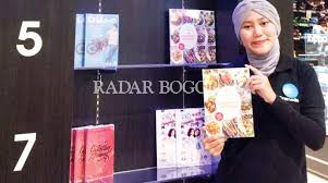 Jun 19, 2020 · harga buku tematik kelas 2 di gramedia. Jelang Un Buku Usbn Terlaris Di Gramedia Radar Bogor Berita Bogor Terpercaya