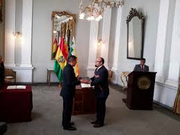 X पर Cancillería de Bolivia 🇧🇴: "#AHORA Canciller Huanacuni toma  juramento al nuevo Embajador de Bolivia ante la India, Sergio Arispe  #DiplomaciaDeLosPueblos https://t.co/R535sVCkUr"