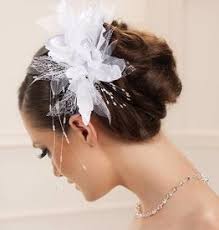 Haarschmuck / blume für die hochzeit braut haarschmuck hochzeit blüte blume federn spitze swarovski steine kristalle kristallsteine creme ivory elfenbein. Haarschmuck Fur Ihre Hochzeit Brautfrisur Brautkontor