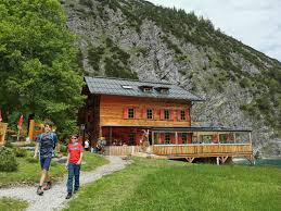 Die schöne wanderung entlang des achensees führt von pertisau zur gaisalm und weiter zum nördlichen seeufer nach achenkirch. Traumtag Am See Mit Der Achensee Schifffahrt