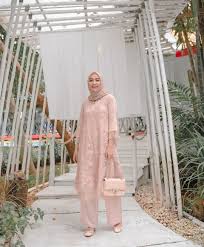 Baju kondangan simple celana yang bisa kamu gunakan adalah brokat. 25 Ide Baju Kondangan Simple Hijab Yang Oke Langkung