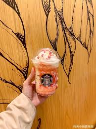 Happy millennial casual professional lady with white teeth pretty face posing for close up portrait indoors. æ‡¶äººåŒ… 2021 Starbucks æ˜Ÿå·´å…‹è²·ä¸€é€ä¸€ æœ€æ–°å„ªæƒ ä¿ƒéŠ·æ´»å‹•æ•´ç† æŒçºŒæ›´æ–° èŽ‰èŠ™å°å§æ„›æ—…éŠ æ—…è¡Œ ç¾Žé£Ÿ çƒ¹é£ª ç—žå®¢é‚¦