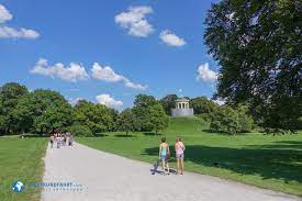 Der englische garten wird durch den isarring als teil des mittleren rings in einen südlichen teil und in einen nördlichen teil getrennt. Englischer Garten Der Grune Volksgarten In Munchen