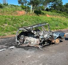 Duas pessoas morrem em acidente na SP 300 em Mirandópolis; um dos carros  pegou fogo | São José do Rio Preto e Araçatuba | G1