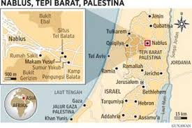 1 polisi perbatasan israel meringkus seorang pria palestina di gerbang damaskus, kota tua 3 para demonstran palestina melempari tentara israel dengan batu dalam bentrokan di kota hebron. Israel Akan Bangun Pagar Pengaman Di Perbatasan Dengan Yordania