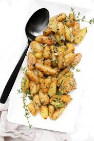 Roasted Fingerling Potatoes With Garlic And Herbs This Savory Vegan Recipe Roasted Fingerling Potatoes Fingerling Potatoes Recipes Fingerling Potatoes