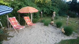 Hallo ihr lieben, wir möchten uns vor unserer partyhütte (30 qm) auf unserem grundstück einen sandstrand wir haben letztes frühjahr einen kleinen strand von 6 qm. Beach Im Garten Garten Garten Ideen Garten Deco