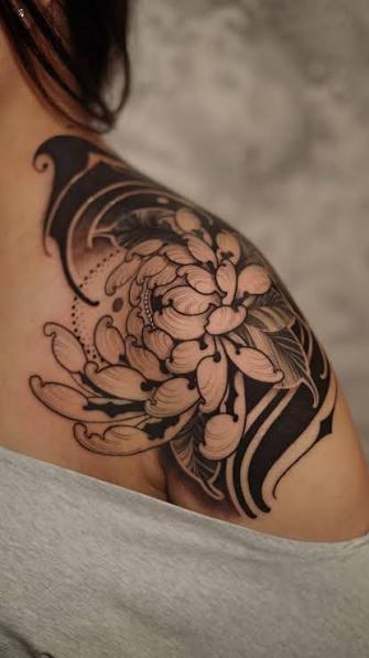 Blackwork flow wrapping naturally across the shoulder and collarbone, balanced with soft shading, bold contrast, and ornamental floral detail. A custom piece designed to move with the body and age ...
