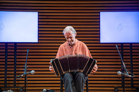 Cultura Nación على X: "Estuvieron presentes su esposa Ángela Bacaicoa y su  hija Malena Alterio junto a familiares, amigos e invitados especiales.  Desde el escenario acompañaron las voces y la música de