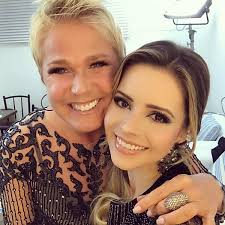 Sandy homenageia Olivia Newton-John com versão de música de 'Grease'