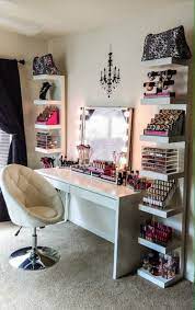 Small floating makeup vanity fits into even the tiniest bedroom diybedroomideasforsmallroomsfloatingdesk me hailey spalnya komnata dlya makiyazha zhenskaya s. Floating Makeup Vanity Shelf Saubhaya Makeup