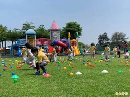 （圖/疫情記者會截圖） （圖/疫情記者會截圖） （台灣英文新聞 / 林于雯 綜合報導）全國防疫第三級警戒將於28日到期，指揮中心今(23日)宣布全國三級警戒將再延長2週至7月12日，並強化6大應落實事項。 I53kkntepsef8m